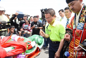 鹿港慶端陽活動之龍舟開光點睛，由縣長魏明谷透過儀式，親自點睛。