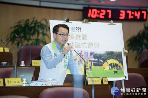 南勢國小面臨總量管制，市議員劉仁照建議增加鄰近學校特色，分散人數壓力。(圖／桃園市議會提供)