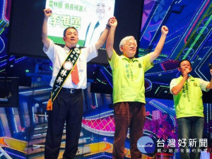 四年前李進勇高舉林新丁之手高喊當選，四年後李進勇說林曾經賄選，展開拔丁大動作。（擷取自林新丁臉書）