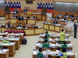 民進黨團議員李坤城、周雅玲、鍾宏仁、林銘仁、何博文、鄭宇恩、廖筱清等針對兒童遊戲場共融遊具安全與否等議題提出質詢。（圖／記者黃村杉攝）