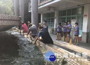 建國國中學生為迎戰雲林首屆龍舟賽，克難以學校魚池為河道、花台為龍舟，練習划槳、培養默契並鍛鍊體力。