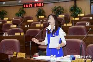 市議員萬美玲表示，應該要把正式教師、代理教師補齊才是解決之道。(圖／桃園市議會提供)