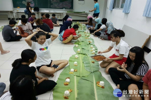 台首大印尼穆斯林學生把餐點擺放在香蕉葉上。