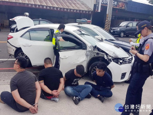 一場警匪車追逐後，警方開了3槍擊破輪胎，逮捕4名涉嫌毒品交易的嫌犯。