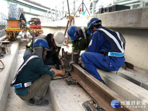 環狀線第一階段30日達成最後一根鋼軌焊接的重要里程碑。（圖／捷運工程局提供）