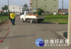 小貨車倒車時疑似視覺死角或未注意路況，直接將路過的婦人撞倒並輾壓，經送醫後不治。（記者陳昭宗拍攝）