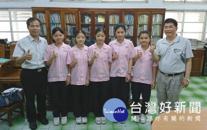 巨人高中107年度藥學護理專班再次打破全國應屆畢業生紀錄，拿下四技二專衛生護理類統測成績前9名及連續10年榜首，吳翊寧同學(右2)更以690高分創下榜首障礙。（記者陳昭宗拍攝）