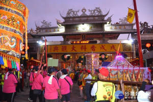 台灣第一香~西港香今天早上五點進行隆重肅穆的「請媽祖」行儀，天剛拂曉，參與的神轎、陣頭用與神同行歡喜心匯集在西港慶安宮大廟庭，鑼鼓聲響響。非常熱鬧。(圖/記者黃芳祿攝) 
