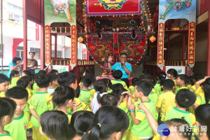 幼兒園小朋友參訪西港刈香建造的王船。(圖/記者黃芳祿攝) 