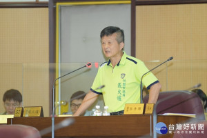 市議員張火爐認為，台北市長柯文哲上任三年多，都沒議員敢站旁邊，如今支持他的人一個個離開，代表人和有問題。(圖／桃園市議會提供)