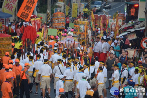 台灣第一香~西港香，今日起展開一連三天千歲爺遶境九十六村庄祈安廟會，一大早各庄頭文、武陣頭陸續報到，整個大廟口萬頭鑽動，鑼鼓聲四起，熱鬧非凡。(圖/記者黃芳祿攝) 