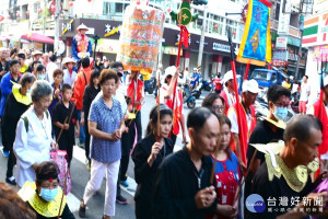 台灣第一香~「西港香」進入第二日香，人潮眾多，信眾和香陣走走停停，一公里得花半個小時。(圖/記者黃芳祿攝) 