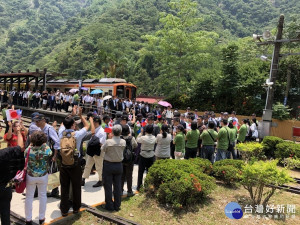 來自日本各地方縣市觀光產業界的貴賓們抵達車埕火車站，一下車即受到地方民眾的熱情歡迎。