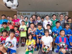 昇恆昌公司捐贈1,300顆2018FIFA紀念足球，桃園市長鄭文燦親自出席表示肯定並轉贈給各學校及選手。