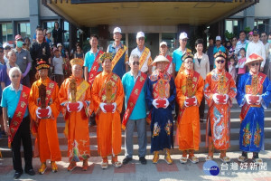 西港慶安宮主委黃勝家(右五)、副主委徐松淮(左一)，歡迎歷屆旗牌官回娘家。(圖/記者黃芳祿攝) 