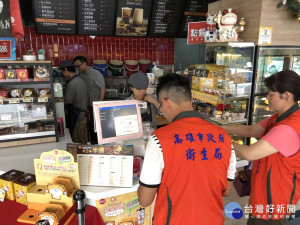 稽查人員於連鎖飲料店門市稽查抽驗。（圖／記者袁庭堯攝）