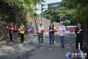 信義鄉豐丘村聯外道路拓寬完成，舉行通車典禮，縣長林明溱〈右3〉、縣議員陳淑惠〈右2〉、信義鄉鄉長史強等人出席剪綵儀式。