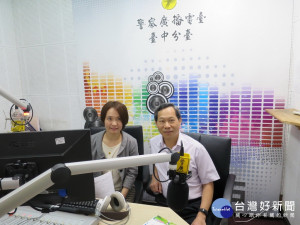  霧峰警分局副分局長楊明哲上電台談孩子暑假安全。林重鎣攝