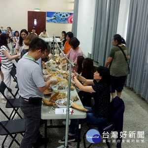 推廣客家米食　台東縣結合民間團體邀民眾體驗包粽樂趣