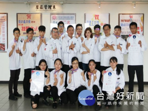 
弘光餐旅管理系14位學生參加「2018年第七屆泰國極限廚師挑戰賽（TUCC）」奪得4銀9銅佳蹟，令全校師生雀躍。（記者陳榮昌攝）