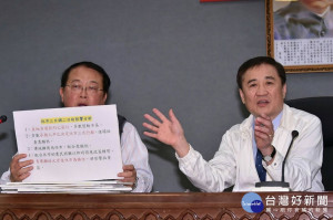 針對北市議員6日質問北農查帳處理進度，台北市長柯文哲表示已責成身兼北農董事長的北市副市長陳景峻（右），儘速召開臨時董事會把問題解決掉。（圖／資料照片）