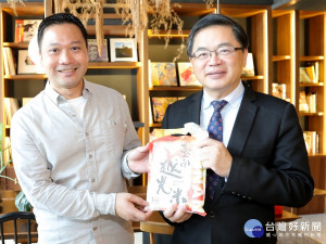 李市長致贈農特產予林建鋒總經理。