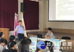 北港警分局預防犯罪宣導團前進校園進行交通、婦幼安全、雲林警政APP及防詐反毒等宣導。（記者陳昭宗拍攝）