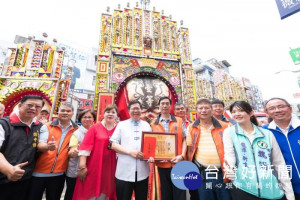 桃園市長鄭文燦前往龍潭區龍元宮，出席「神農大帝三獻吉禮」。

