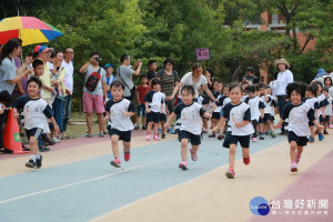 南投市立幼兒園幼童賽跑比賽全力以赴。（市公所提供）