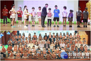 宜蘭縣代理縣長陳金德頒獎鼓勵蘭陽兒童及少年文學獎得獎的學子並合影留念。（圖／宜蘭縣政府提供）