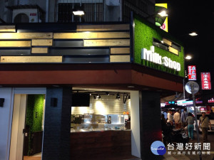 北市衛生局公布最新散裝飲冰品及配料檢驗結果，迷客夏永吉店的鮮奶茶、豆花莊忠孝SOGO店的粉圓傳統冰，均被驗出大腸桿菌群超標。（圖／迷客夏官網）