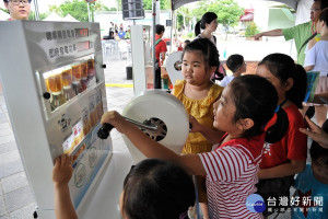 民眾體驗手搖發電。