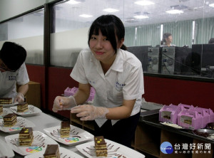 豫章工商曾育婷同學，分享進入日本法式餐廳實習新學習到的歐培拉蛋糕，以及體驗到日本職人的態度。（圖／教育局提供）