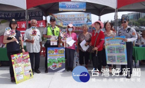 環境保護局舉辦「107年雲林縣世界海洋日」活動，北港分局預防犯罪宣導團現場開講，提醒鄉親反毒、防詐訊息。（記者陳昭宗拍攝）