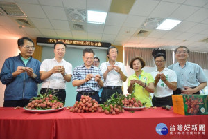 彰化縣長魏明谷（中）芬園鄉長洪慶章、彰化縣農會秘書邱啟卯、芬園鄉農會總幹事黃翊愷、縣府農業處長黃碧海、彰化縣工商發展投資策進會副總幹事劉錫潓等人，推銷芬園產地荔枝，果肉香甜多汁 ，歡迎民眾多多選購，並由企業認購4000盒產地荔枝，增加農民收益。圖／記者鄧富珍攝