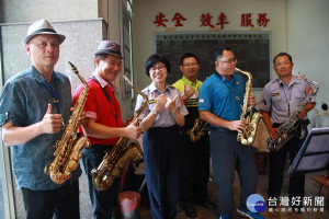 南投縣警局同仁組鳳梨樂團，經常於慶生會等活動中演奏。（記者扶小萍攝）