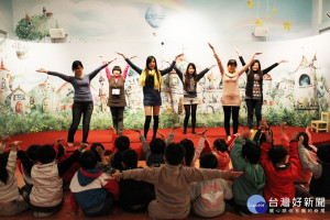 台首大幼教系學生與幼兒園小朋友互動情形。