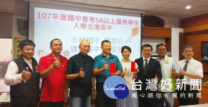 北港高中文教基金會董事長吳錦銘、董事吳芳霖等，在鎮長張勝智、校長傅國樑見證下，頒發水林國中、建國國中辦學卓越獎助金。