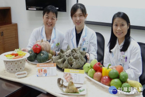 奇美醫學中心營養科主任劉美媛(左).組長劉翠娟(右)與主講者劉珮芬聯手推薦護眼黃金粽。