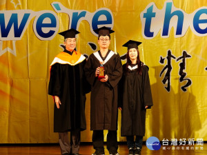 修平校長( 左）頒終身成就獎。林重鎣攝