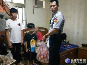 坪頂派出所警員藍金富、林建豪兩人合資買了許多粽子及水果送給林男，讓一家三口過一次豐盛的端午節。