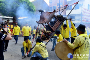 全國唯一媽祖夏季出巡　竹南慈裕宮端午「祭江洗港」