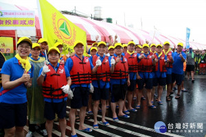 南投縣政府各局處主管參與鹿港龍舟賽士氣高昂。（記者扶小萍攝）