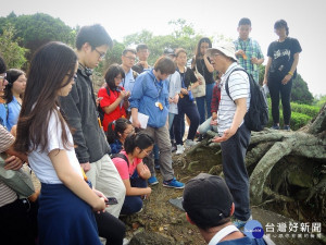 青年英文考古導覽培訓營除提升考古學及英文知能，更能從解說訓練中建立臺風和表達能力，培養未來成為文化理念傳遞的人才。（圖／十三行提供）