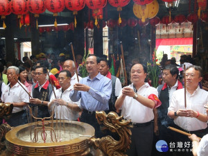 市長朱立倫19日出席淡水區清水巖清水祖師祭典及遶境活動，祈求清水祖師護佑國泰民安、風調雨順。（圖／記者黃村杉攝）