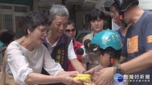 慶端午助蕉農　順興里捐發票送香蕉