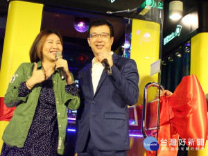 寂寞經濟發酵！遠東百貨電話亭KTV開唱。
