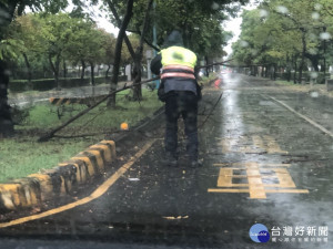 守護民眾安全　屏警不畏風雨排除障礙物