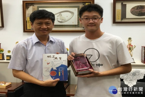 沈文寅校長嘉勉張育銓同學為校及個人爭光。
