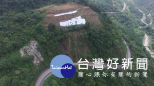 阿里山公路上方農地整坡土砂崩落影響交通，縣府要求地主對崩塌處覆蓋帆布)以免沖刷加劇